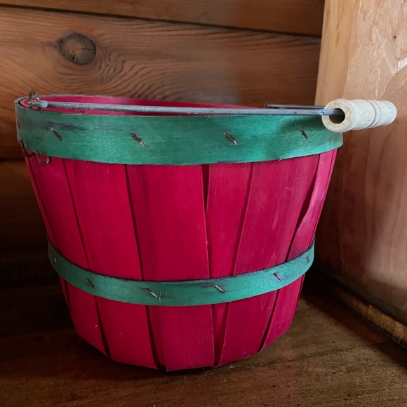 Half Peck Wooden Basket Red Green Christmas - Picture 4 of 7